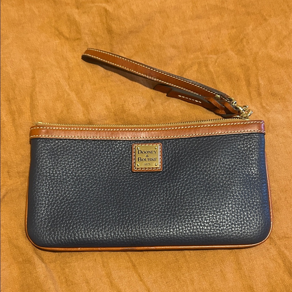 Dooney & Bourke wristlet / Clutch